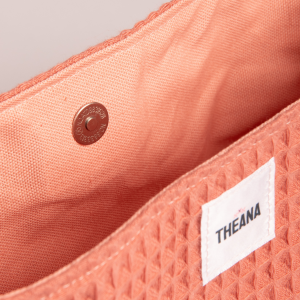 fermeture aimantée du mini sac terracotta en coton nid d’abeille THEANA