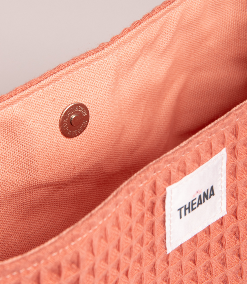 fermeture aimantée du mini sac terracotta en coton nid d’abeille THEANA