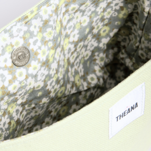 Intérieur fleuri du mini sac en coton vert pomme Theana doublure fleurie colorée et bouton aimanté – intérieur du mini sac en coton vert pomme THEANA