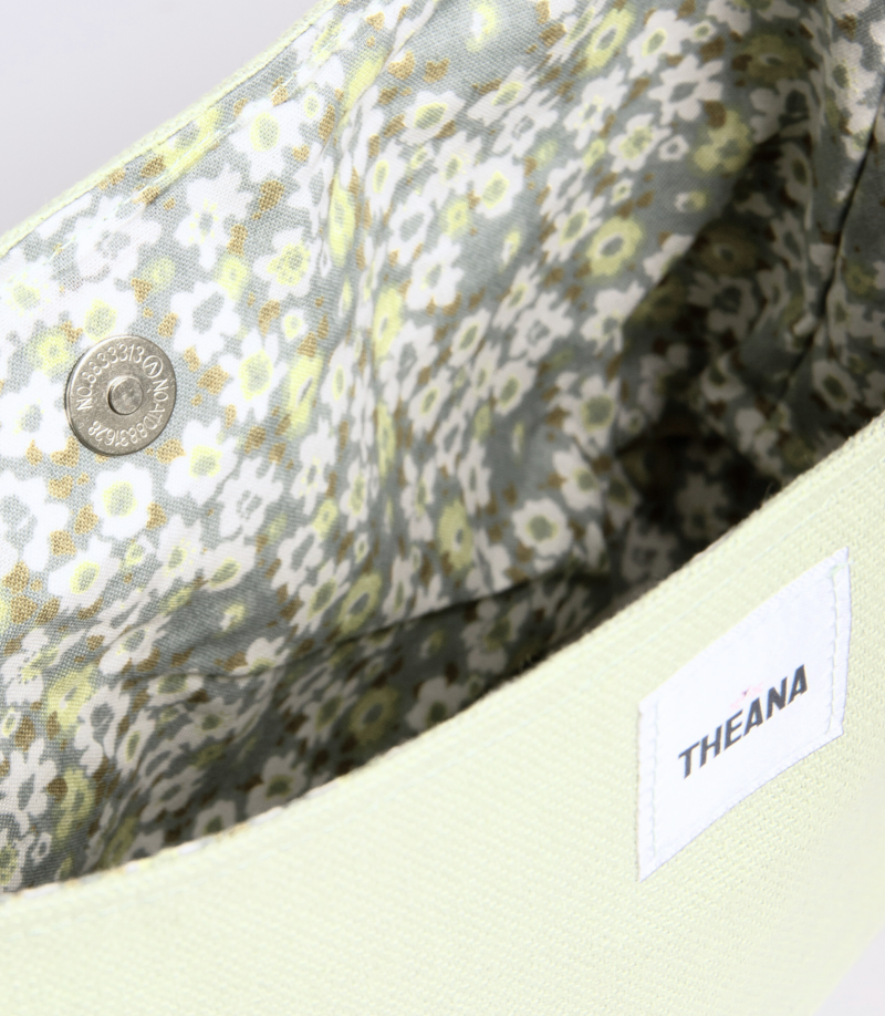 Intérieur fleuri du mini sac en coton vert pomme Theana doublure fleurie colorée et bouton aimanté – intérieur du mini sac en coton vert pomme THEANA