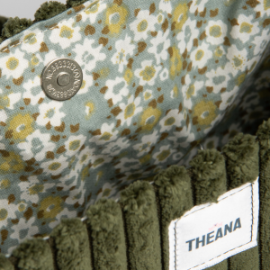 fermeture aimantée du mini sac en velours côtelé vert Theana