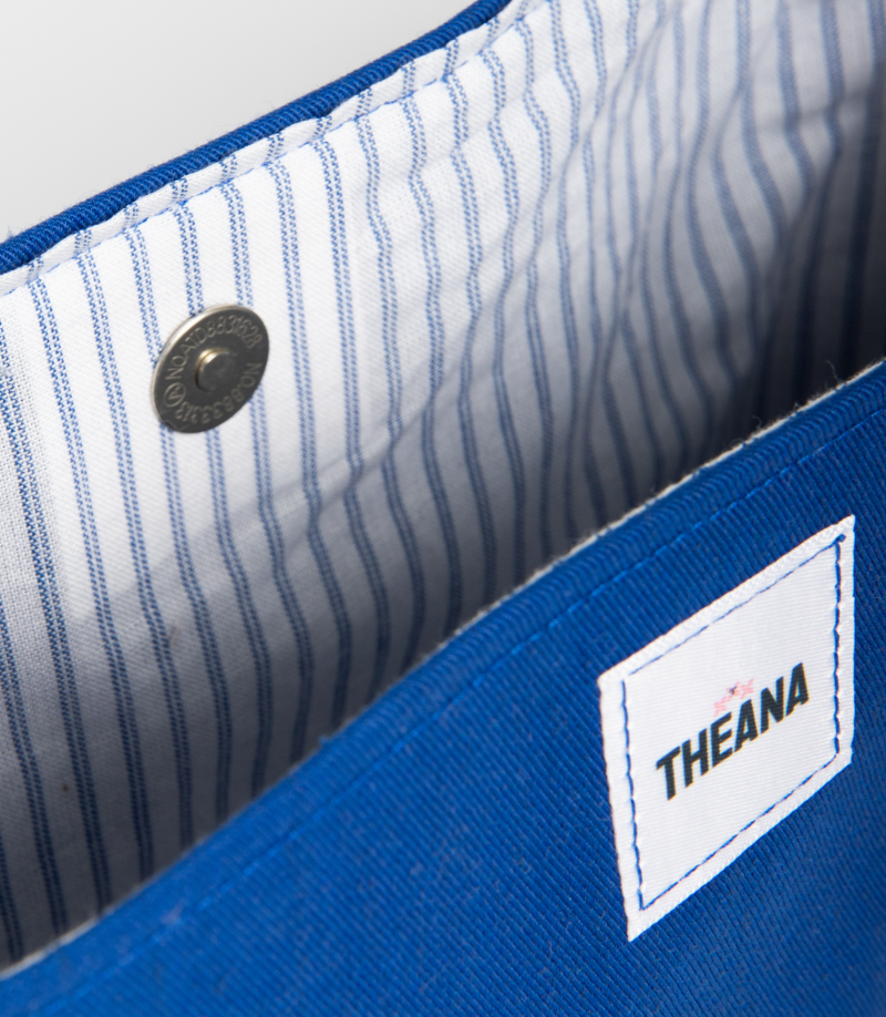 doublure blanche rayée bleue en coton et bouton aimanté – mini sac bleu électrique THEANA