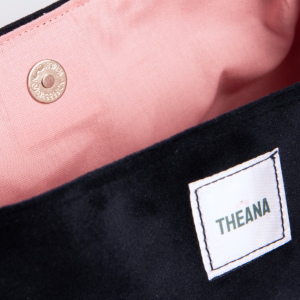 doublure rose en coton – intérieur du mini sac en velours bleu marine Theana