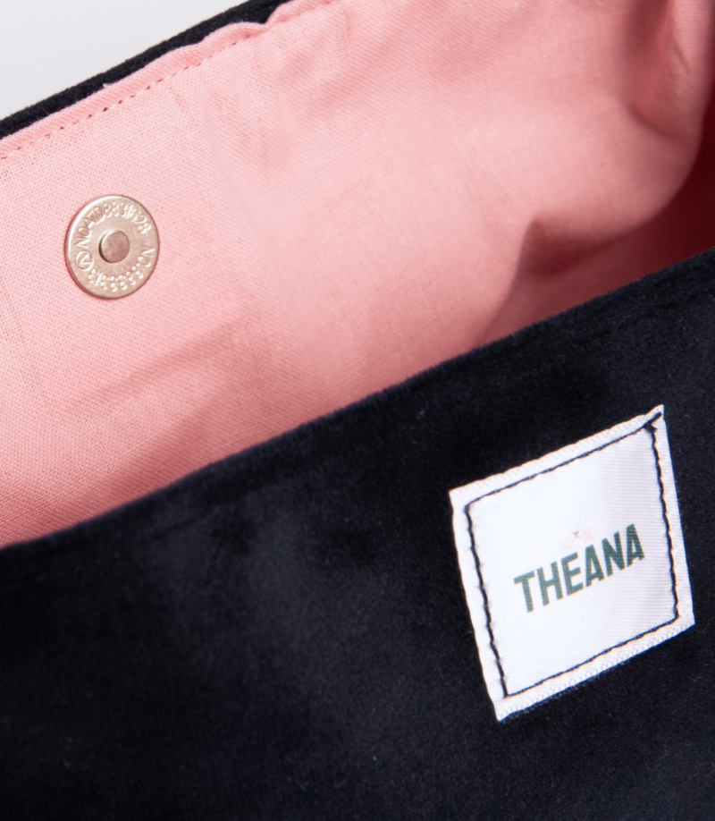 doublure rose en coton – intérieur du mini sac en velours bleu marine Theana