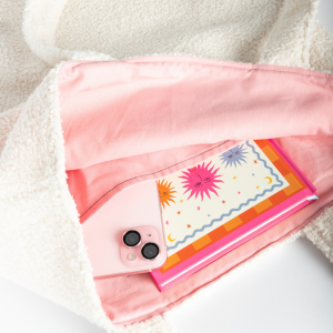 intérieur du tote bag beige en tissu bouclette avec doublure rose en coton et pochette – marque THEANA