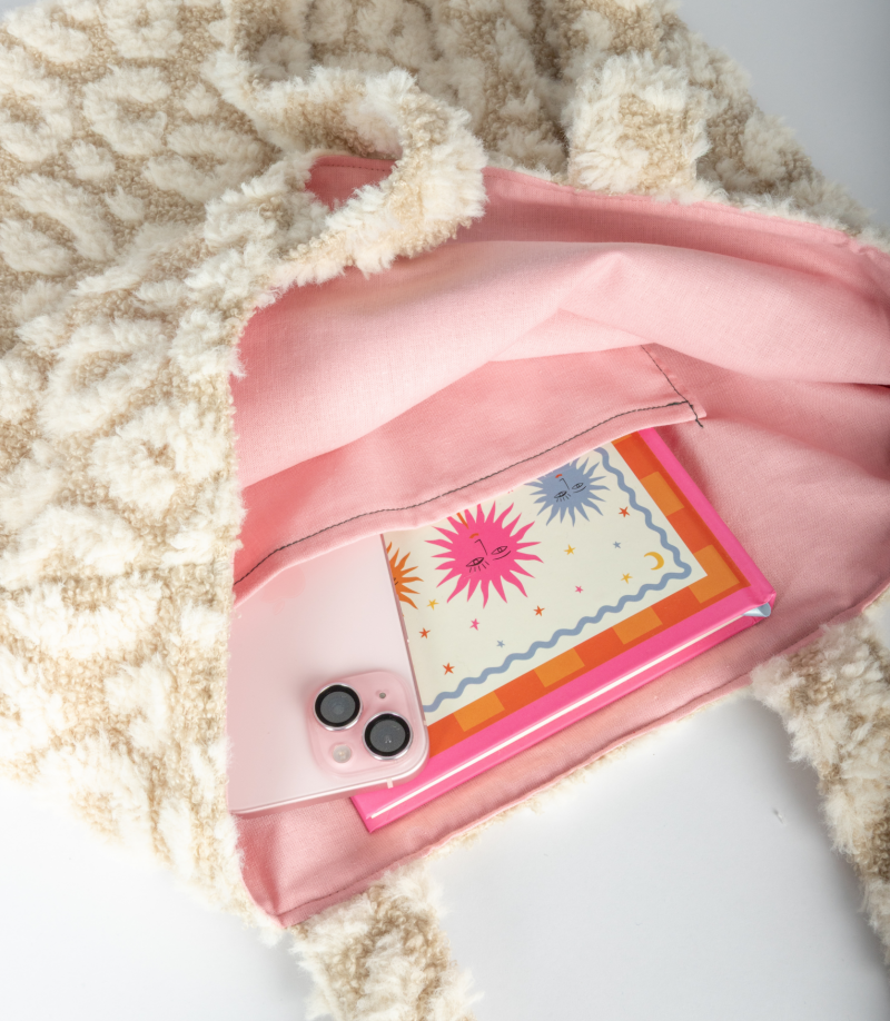 intérieur du tote bag léopard en tissu bouclette avec doublure rose en coton et pochette – marque Theana