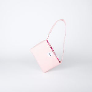 Mini sac rose pastel THEANA – mise en scène sur le côté mini sac en tissu rose pastel posé sur le côté – marque THEANA