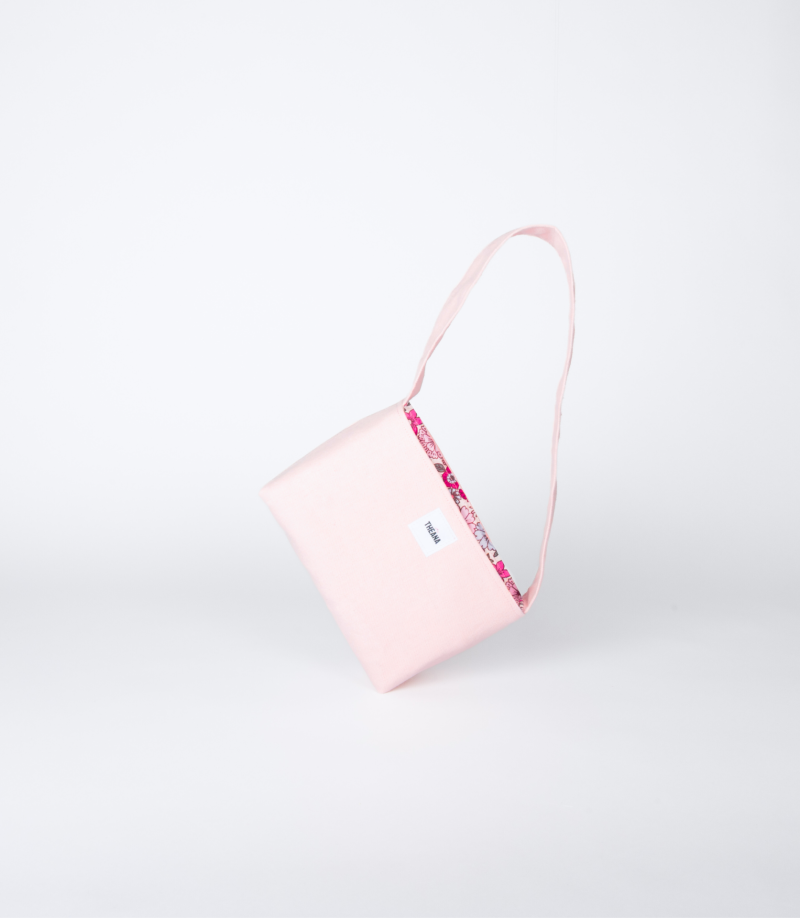 Mini sac rose pastel THEANA – mise en scène sur le côté mini sac en tissu rose pastel posé sur le côté – marque THEANA