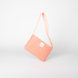 mini sac terracotta en coton nid d’abeille posé sur le côté – marque Theana