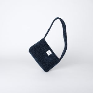 Mini sac THEANA en velours chenille bleu marine – mise en scène sur le côté mini sac en velours chenille bleu marine posé sur le côté – marque THEANA