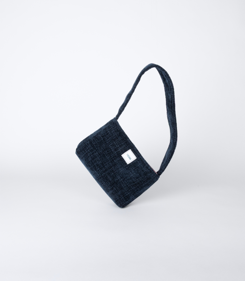 Mini sac THEANA en velours chenille bleu marine – mise en scène sur le côté mini sac en velours chenille bleu marine posé sur le côté – marque THEANA