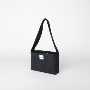 mini sac noir texturé avec reflets bleus – vue 3/4 – marque Theana