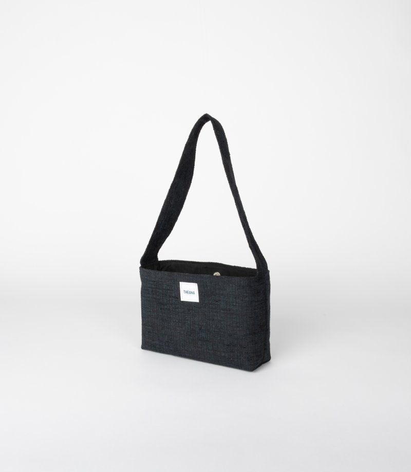 mini sac noir texturé avec reflets bleus – vue 3/4 – marque Theana