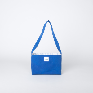 mini sac bleu électrique en tissu avec doublure blanche rayée bleue et bouton aimanté – marque Theana