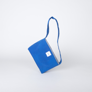 mini sac bleu électrique posé sur le côté – marque THEANA