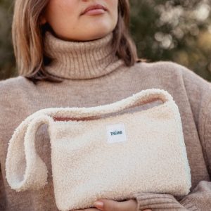 mini sac beige en tissu bouclette porté à l’épaule – marque THEANA