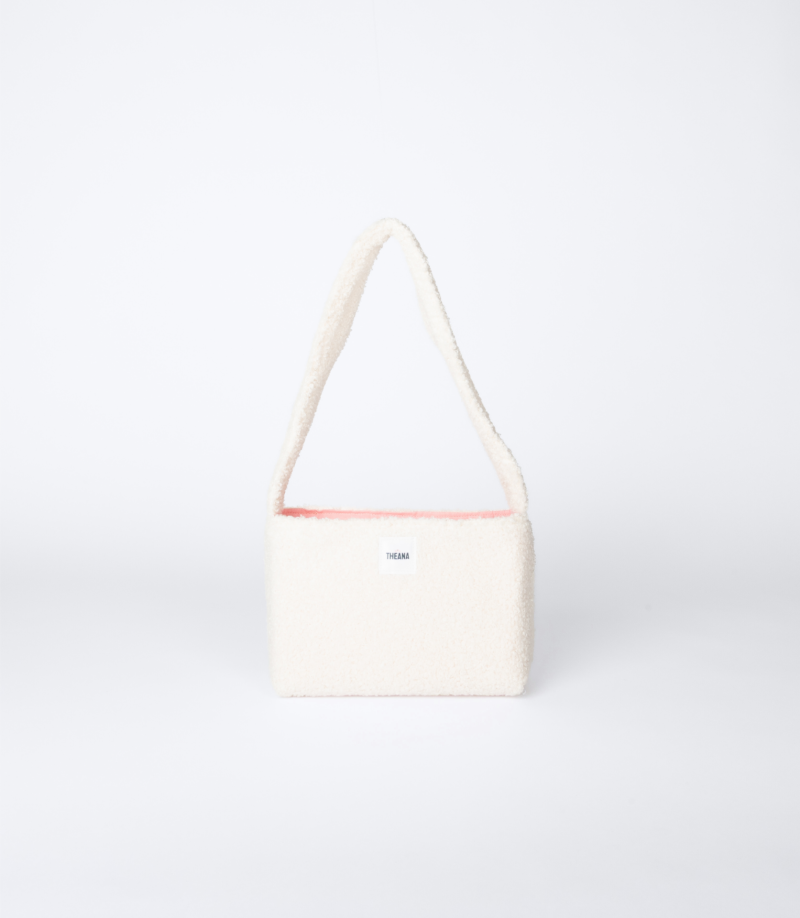 mini sac beige en tissu bouclette avec doublure rose et bouton aimanté – marque THEANA