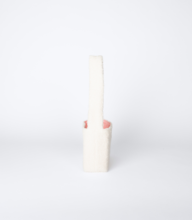 mini sac beige en tissu bouclette vu de profil – marque THEANA