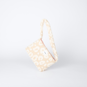 Mini sac léopard Theana – mise en scène sur le côté mini sac léopard en tissu bouclette posé sur le côté – marque THEANA