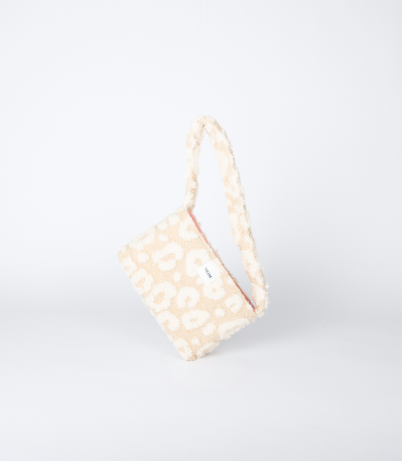 Mini sac léopard Theana – mise en scène sur le côté mini sac léopard en tissu bouclette posé sur le côté – marque THEANA