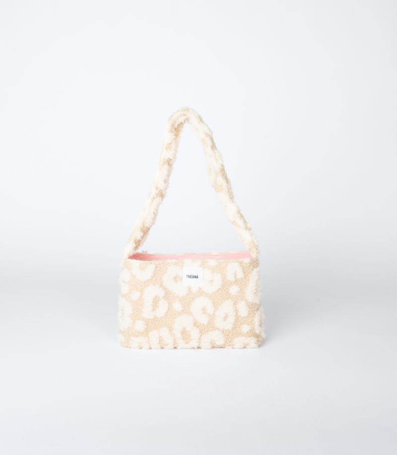 Mini sac léopard THEANA en tissu bouclette mini sac léopard en tissu bouclette avec doublure rose et bouton aimanté – marque THEANA