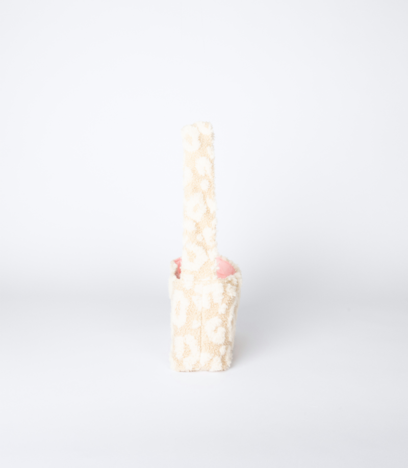Mini sac léopard Theana – profil mini sac léopard en tissu bouclette vu de profil – marque THEANA
