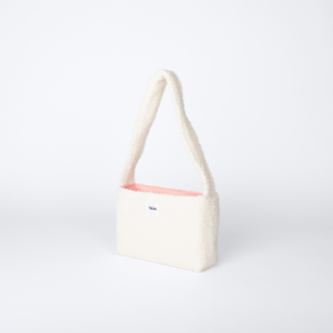 mini sac beige en tissu bouclette – vue 3/4 – marque THEANA