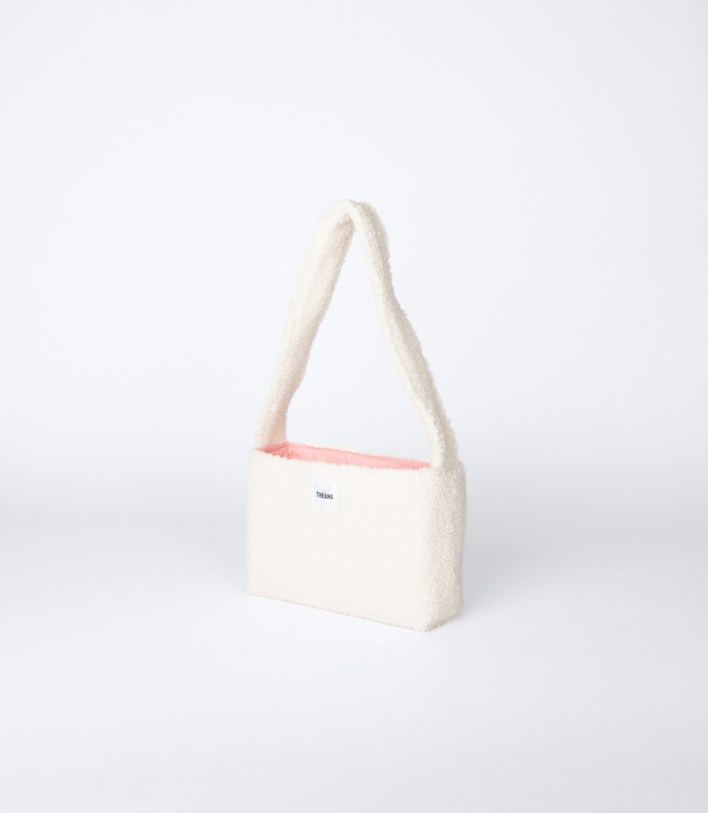 mini sac beige en tissu bouclette – vue 3/4 – marque THEANA