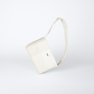 mini sac à carreaux gris posé sur le côté – marque THEANA