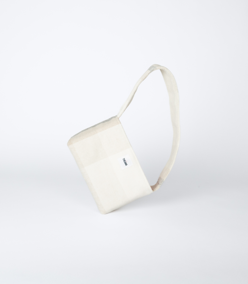 mini sac à carreaux gris posé sur le côté – marque THEANA