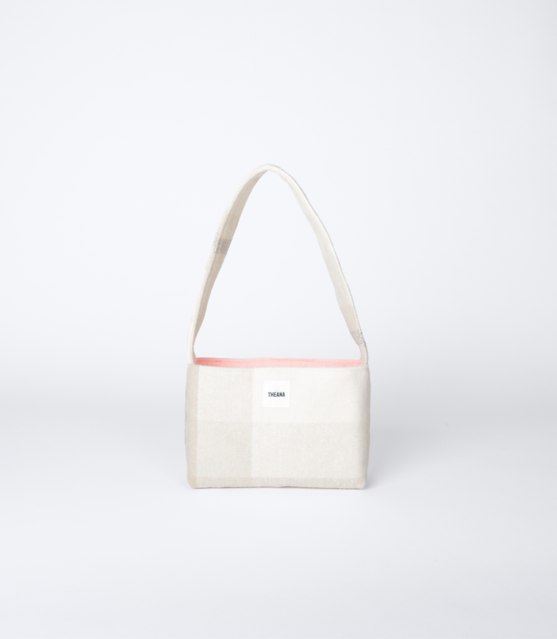 mini sac à carreaux gris avec doublure rose et bouton aimanté – marque THEANA