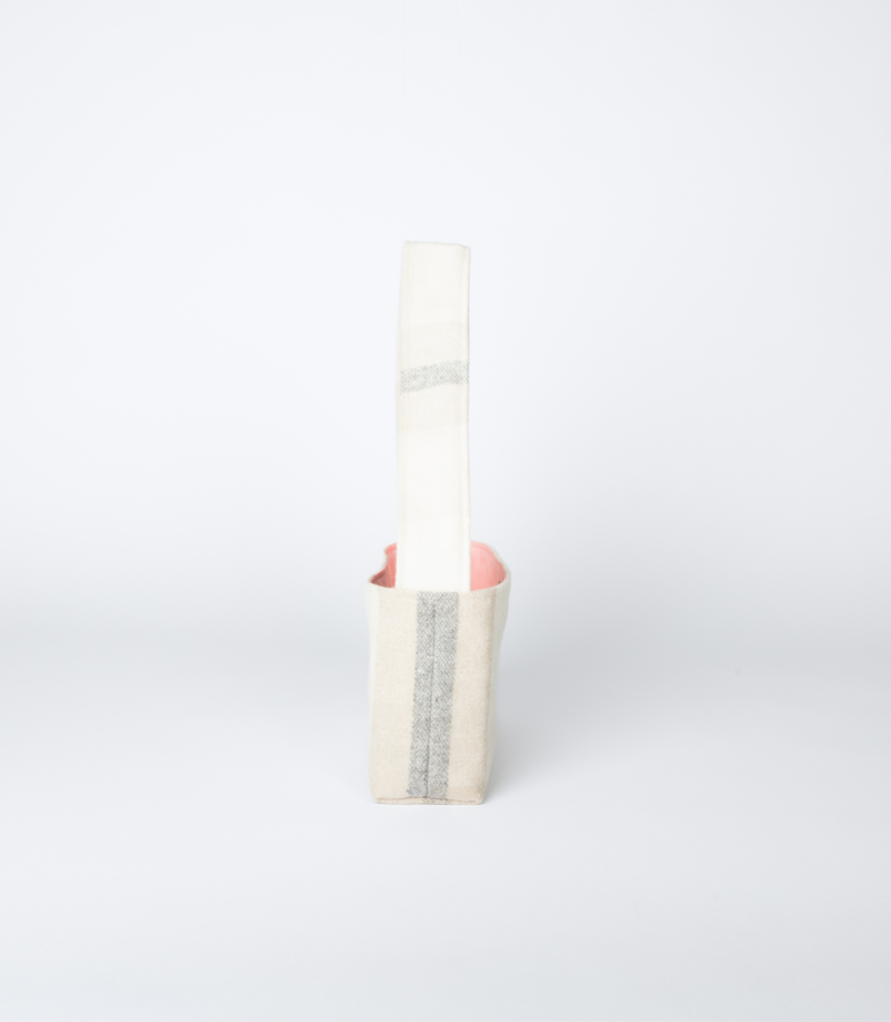 mini sac à carreaux gris vu de profil – marque THEANA