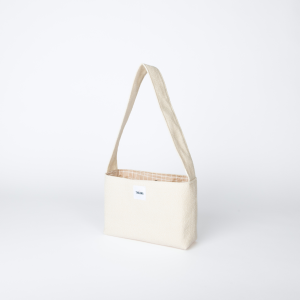 mini sac beige effet bouclette – vue 3/4 – marque THEANA