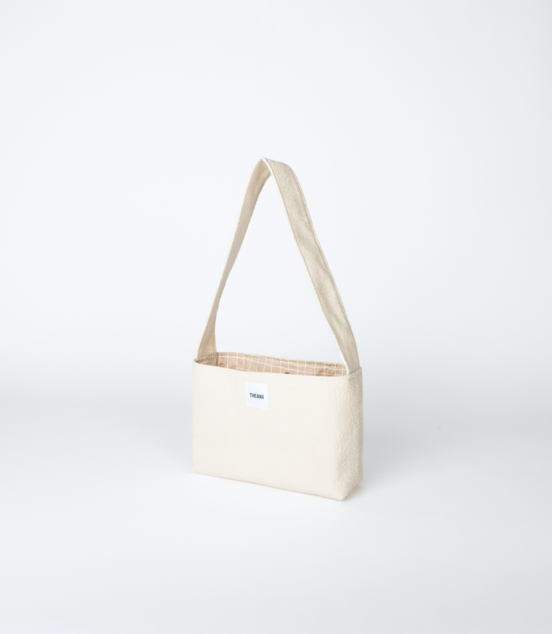 mini sac beige effet bouclette – vue 3/4 – marque THEANA