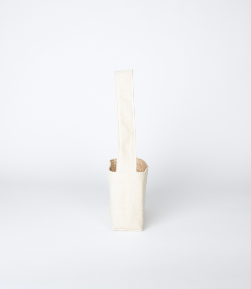 mini sac beige en tissu effet bouclette vu de profil – marque Theana