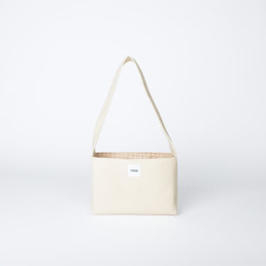 mini sac beige en tissu effet bouclette avec doublure à carreaux et bouton aimanté – marque THEANA