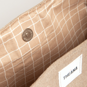 Mini sac tissu gris/beige THEANA - vue de l'intérieur, zoom sur le bouton pression