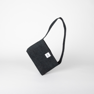 mini sac noir texturé avec reflets bleus posé sur le côté – marque Theana