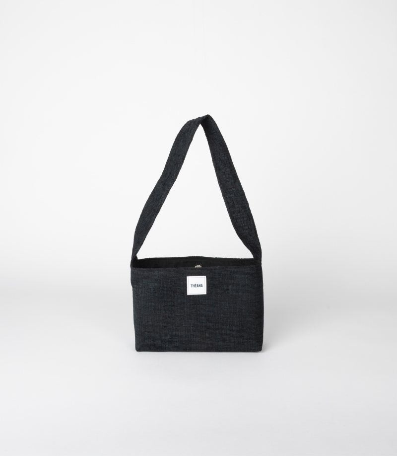 mini sac noir en tissu texturé avec reflets bleus et doublure noire – marque THEANA