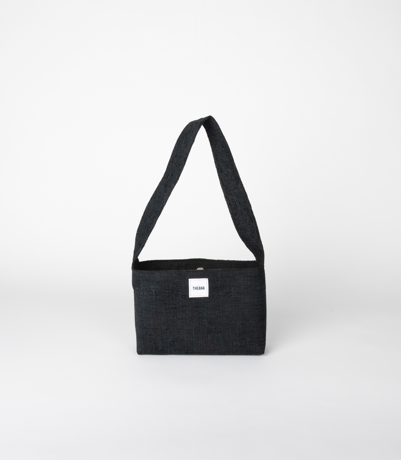 mini sac noir en tissu texturé avec reflets bleus et doublure noire – marque THEANA