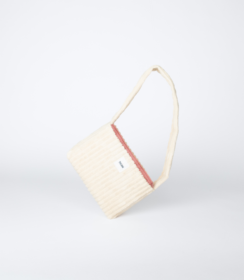 mini sac beige en velours côtelé posé sur le côté – marque THEANA