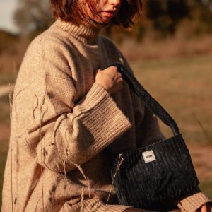 mini sac bleu marine en velours côtelé porté à la main – marque THEANA