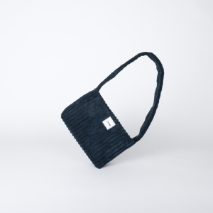 mini sac bleu marine en velours côtelé posé sur le côté – marque THEANA