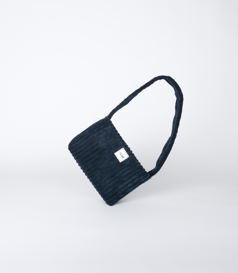 mini sac bleu marine en velours côtelé posé sur le côté – marque THEANA