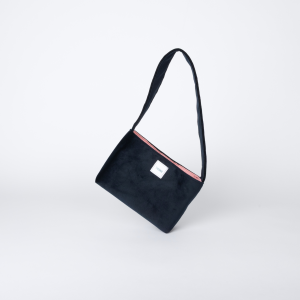 mini sac en velours bleu marine posé sur le côté – marque THEANA