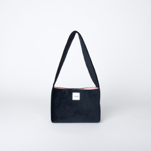 mini sac en velours bleu marine tout doux avec doublure rose et bouton pression – marque THEANA
