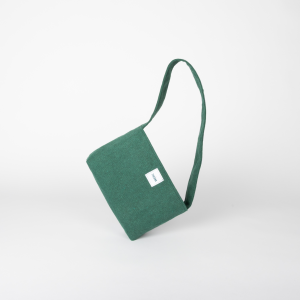 Mini sac vert sapin THEANA – mise en scène sur le côté mini sac vert sapin posé sur le côté – marque Theana