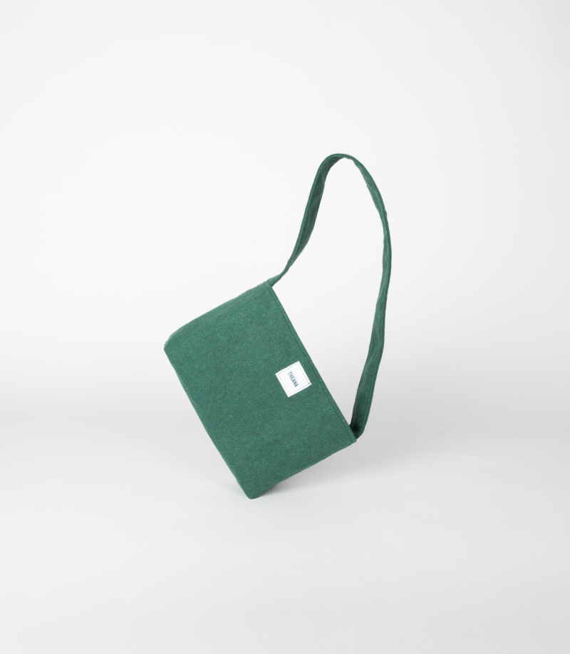 Mini sac vert sapin THEANA – mise en scène sur le côté mini sac vert sapin posé sur le côté – marque Theana
