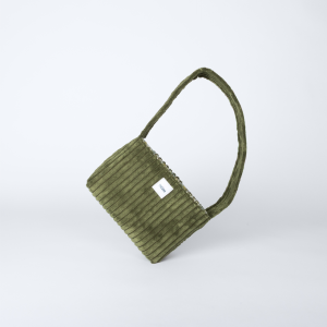 mini sac en velours côtelé vert posé sur le côté – marque Theana