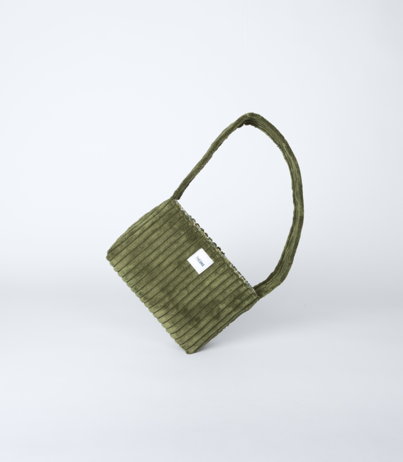 mini sac en velours côtelé vert posé sur le côté – marque Theana